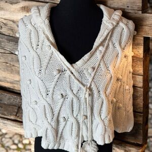 WHITE KNIT HOODED CAPE – INC INTERNATIONAL CONCEPTS – SIZE MEDIUM